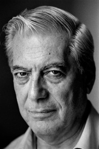Mario Vargas Llosa fotografiado en su casa de Madrid en 2001 - ©GORKA LEJARCEGI